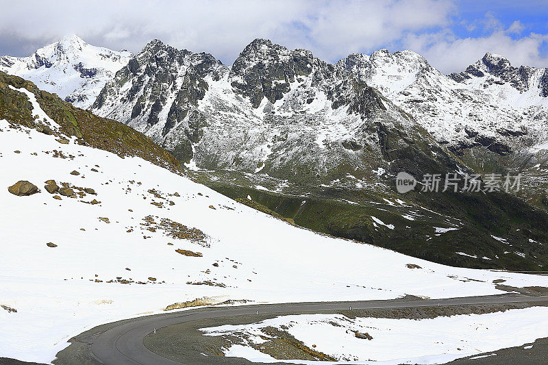 蜿蜒的山路，雄伟的Kaunertal南蒂罗尔雪峰山脉全景和田园诗般的Otztal Tirol山谷从上面，奥地利